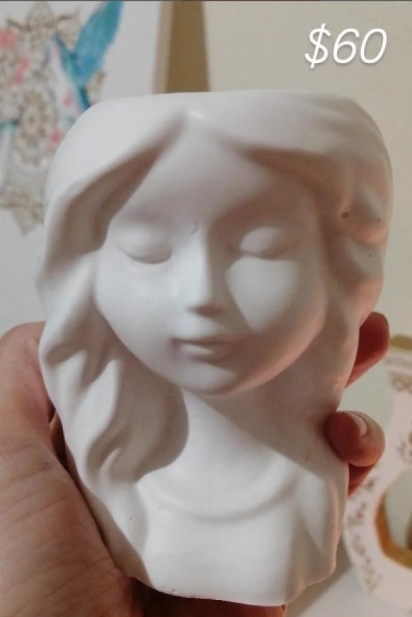 Maceta rostro femenino en yeso
