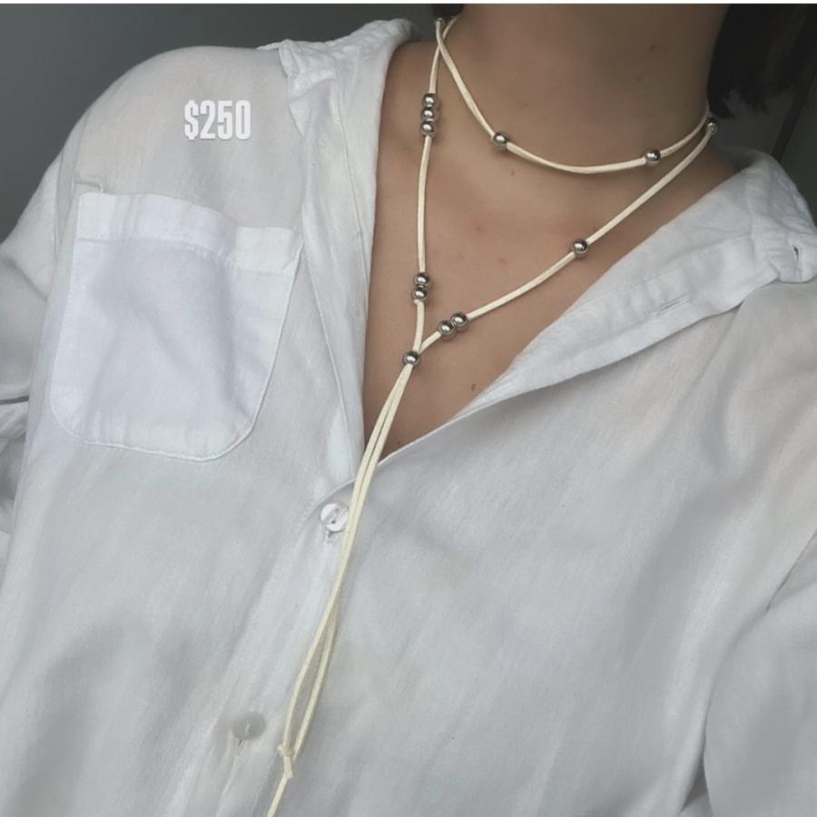 Collar corbatero largo beige